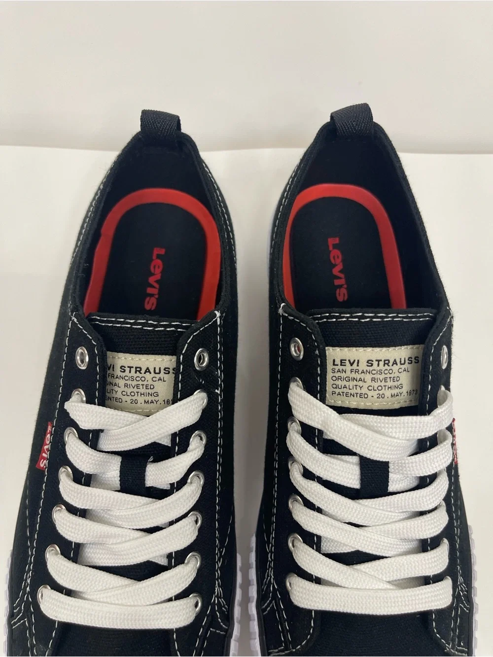 Brand NEW Levi’s Low Top Black Canvas Skate Shoes Men’s 9.5
